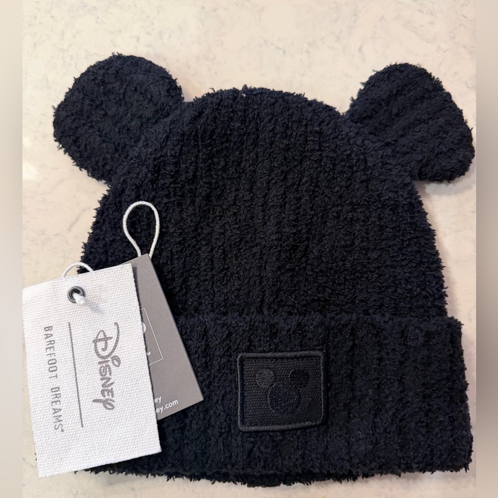 Brand new! With tags but the tag fell OFF! Barefoot dreams toddler hat